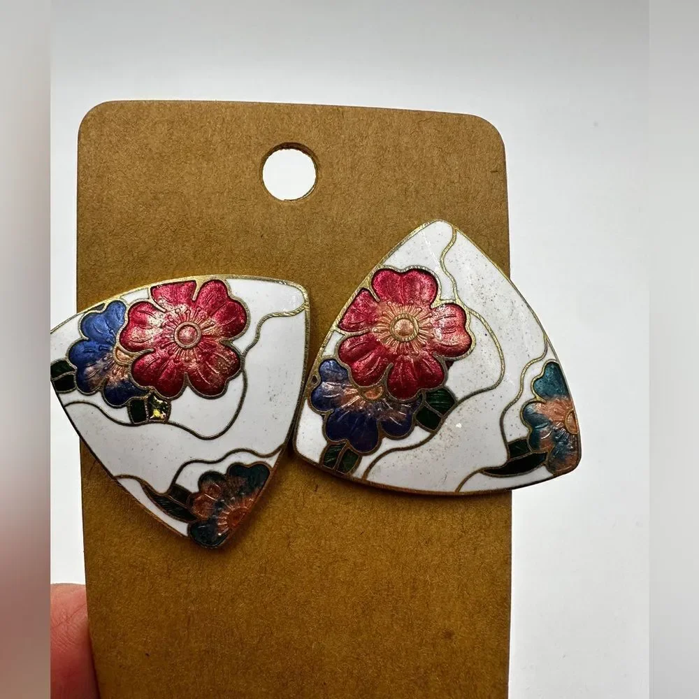 Stunning vintage trillion shaped Cloisonne white enamel with flowers‎ earrings!